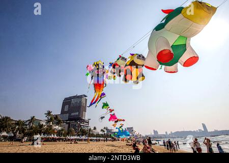 Pattaya, Thailandia. 27th Feb, 2023. I aquiloni sono raffigurati sopra la spiaggia di Pattaya, Thailandia, 27 febbraio 2023. Gli appassionati di aquilone e i turisti si sono riuniti alla spiaggia di Pattaya per godersi il festival internazionale di aquiloni. Credit: Wang Teng/Xinhua/Alamy Live News Foto Stock