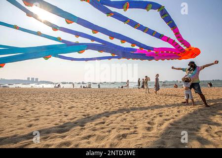 Pattaya, Thailandia. 27th Feb, 2023. I turisti sono visti alla spiaggia di Pattaya, Thailandia, 27 febbraio 2023. Gli appassionati di aquilone e i turisti si sono riuniti alla spiaggia di Pattaya per godersi il festival internazionale di aquiloni. Credit: Wang Teng/Xinhua/Alamy Live News Foto Stock