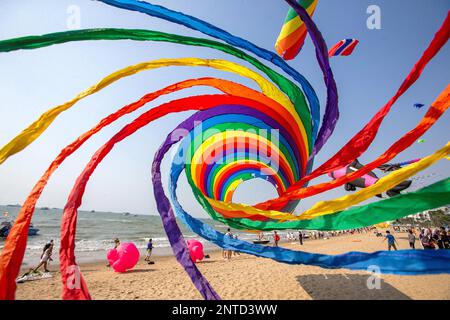 Pattaya, Thailandia. 27th Feb, 2023. I aquiloni sono raffigurati sopra la spiaggia di Pattaya, Thailandia, 27 febbraio 2023. Gli appassionati di aquilone e i turisti si sono riuniti alla spiaggia di Pattaya per godersi il festival internazionale di aquiloni. Credit: Wang Teng/Xinhua/Alamy Live News Foto Stock