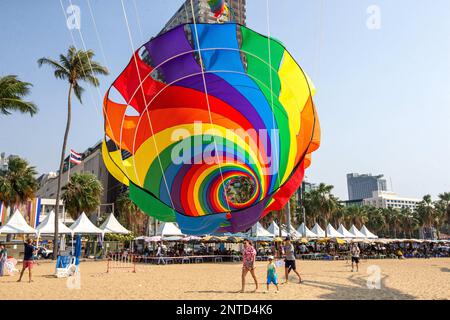 Pattaya, Thailandia. 27th Feb, 2023. I turisti sono visti alla spiaggia di Pattaya, Thailandia, 27 febbraio 2023. Gli appassionati di aquilone e i turisti si sono riuniti alla spiaggia di Pattaya per godersi il festival internazionale di aquiloni. Credit: Wang Teng/Xinhua/Alamy Live News Foto Stock