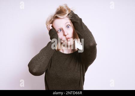 sciocca giovane donna che scherzava e che scherzava con gli occhi incrociati Foto Stock