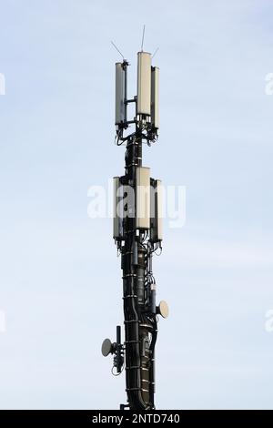 Close-up della comunicazione mobile antenna sul tetto in Germania Foto Stock