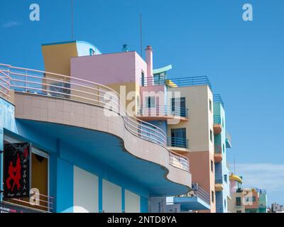 ALBUFEIRA ALGARVE meridionale/PORTOGALLO - MARZO 10 : gli edifici colorati presso il porto turistico di Albufeira Portogallo il 10 marzo 2018 Foto Stock