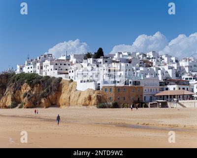 ALBUFEIRA ALGARVE meridionale/PORTOGALLO - MARZO 10 : vista della spiaggia di Albufeira in Portogallo il 10 marzo 2018. Persone non identificate Foto Stock