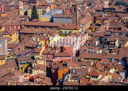 Veduta della Basilica di San Giacomo maggiore dalla Torre Asinelli, dal centro storico, Bologna, Emilia-Romagna, Italia Foto Stock