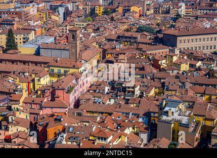 Veduta della Basilica di San Giacomo maggiore dalla Torre Asinelli, dal centro storico, Bologna, Emilia-Romagna, Italia Foto Stock