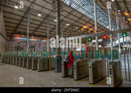 Piattaforma, stazione Estacao de Caminhos de ferro do Rossio, Rossio, Lisbona, Portogallo Foto Stock