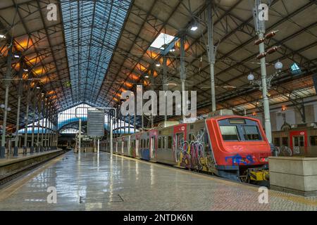 Piattaforma, stazione Estacao de Caminhos de ferro do Rossio, Rossio, Lisbona, Portogallo Foto Stock