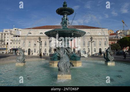 Fontana, Teatro Nazionale Teatro Nacional D. Maria II, Piazza Rossio, Città Vecchia, Lisbona, Portogallo Foto Stock