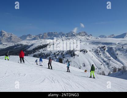 Sciatori, pista di Pralongia, catena montuosa del Piz Lavarela, Val Badia, Dolomiti, Italia Foto Stock