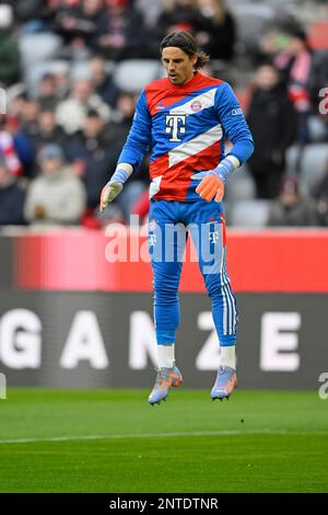 Allenatore di riscaldamento Yann Sommer FC Bayern Munich FCB (27), Allianz Arena, Monaco, Baviera, Germania Foto Stock