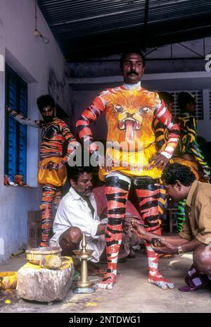 Dipinto di corpi umani per Pulikali Tiger danza, Onam festival, Kerala, India, Asia Foto Stock