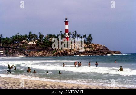 Kovalam, tratti di spiaggia di sabbia dorata, frange da palme da cocco, molto vicino alla capitale Thiruvananthapuram, Kerala, India, Asia Foto Stock