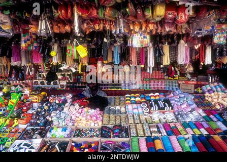Un negozio di bracciali a Kodungallur, Kerala, India, Asia Foto Stock