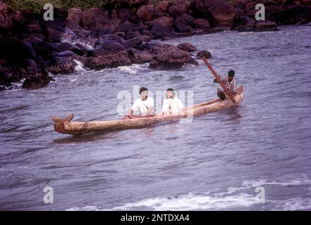 Turisti godendo di giro in catamarano in spiaggia di Kovalam vicino Thiruvananthapuram, Kerala, India, Asia Foto Stock