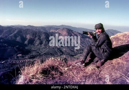 Un fotografo di vita selvaggia nel Parco Nazionale di Rajamalai (Eravikulam), Munnar, Kerala, India, Asia Foto Stock