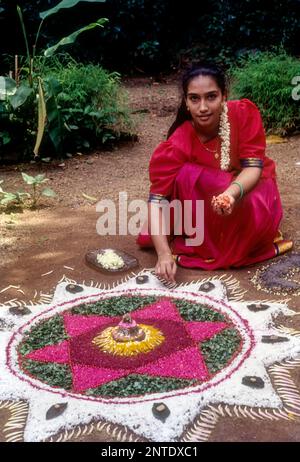 Onam pookkalam o athapookalam durante il festival Onam in Kerala, India del Sud, India, Asia Foto Stock
