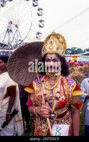 Maveli o re Mahabali vestito modello con ornamenti e ombrello per il festival onam in Kerala, India del Sud, India, Asia Foto Stock