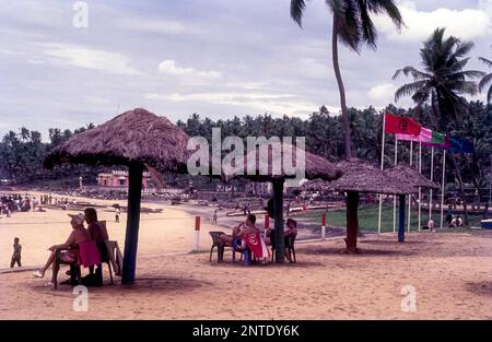 Kovalam, tratti di spiaggia di sabbia dorata, frange da palme da cocco, molto vicino alla capitale Thiruvananthapuram, Kerala, India del Sud, India, Asia Foto Stock