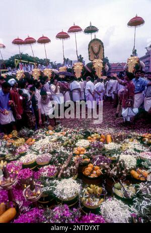 Offerte alla divinità in Pooram festival Thrissur Trichur, Kerala, India del Sud, India, Asia Foto Stock