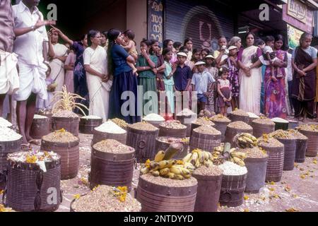 Para offre pentola di riso alla divinità in festival di Pooram Thrissur Trichur, Kerala, India del Sud, India, Asia Foto Stock