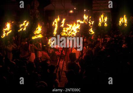 I portatori della torcia di fuoco a Kumbha Bharani festival utsavam a Chettikulangara tempio Bhagavathy, Kerala, India del Sud, India, Asia Foto Stock