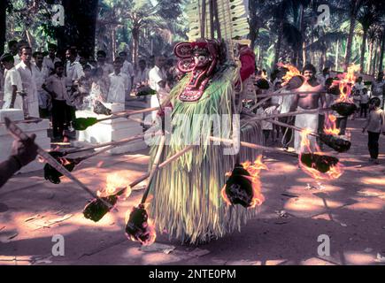 Kandakarnan Theyyam, Dio che gioca con la forma d'arte rituale del fuoco del Kerala, India del sud, India, Asia Foto Stock