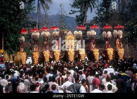 Pooram festival a Uthralikkavu Bhagavathi Tempio vicino Thrissur Trichur Kerala, India del Sud, India, Asia Foto Stock