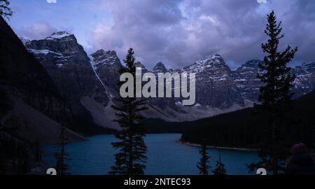 Vista mattutina del lago morenico e delle montagne rocciose nel parco nazionale di Banff in Canada. Foto Stock