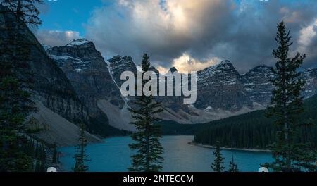 Vista mattutina del lago morenico e delle montagne rocciose nel parco nazionale di Banff in Canada. Foto Stock