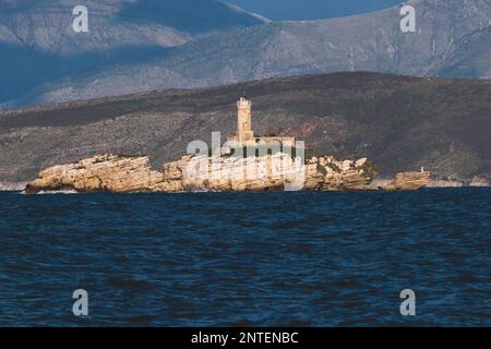 Vista del faro di Peristeres Kaparelli faro su un'isola nel Mar Ionio, Grecia, visto dal villaggio di Kassiopi, isola di Corfù, con Albania la Foto Stock