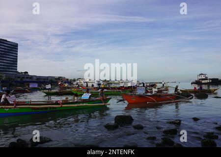 Pasay City, Filippine. 28th febbraio, 2023. Gruppi di pescatori da Cavite, Las Pinas, Paranaque, Navotas e Bulacan hanno dimostrato una protesta fluviale contro i diversi progetti di bonifica a Manila Bay che influisce sul sostentamento delle comunità di pescatori intorno alla baia. (Credit Image: © Sherbien Dacalanio/Alamy Live News) Foto Stock