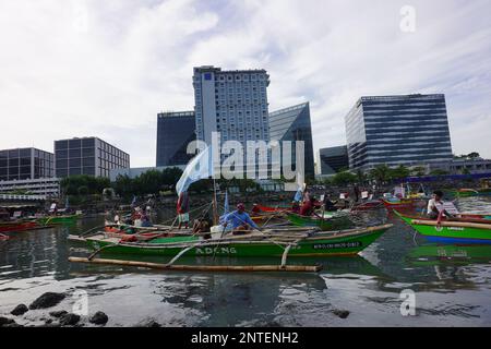 Pasay City, Filippine. 28th febbraio, 2023. Gruppi di pescatori da Cavite, Las Pinas, Paranaque, Navotas e Bulacan hanno dimostrato una protesta fluviale contro i diversi progetti di bonifica a Manila Bay che influisce sul sostentamento delle comunità di pescatori intorno alla baia. (Credit Image: © Sherbien Dacalanio/Alamy Live News) Foto Stock