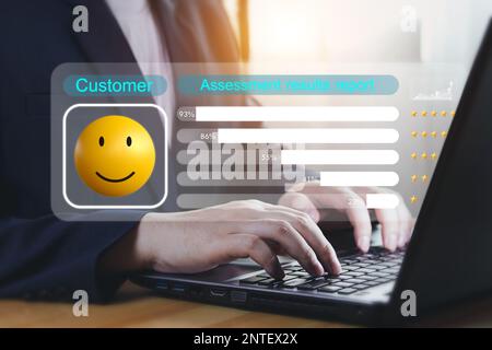 Report di valutazione dei clienti, che misura i livelli di prestazioni dei servizi aziendali con sondaggi online. Il reparto di valutazione raccoglie i risultati della valutazione Foto Stock