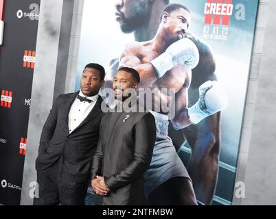 Los Angeles, Stati Uniti. 27th Feb, 2023. (L-R) Jonathan Majors e Michael B. Jordan al CREED III Los Angeles Premiere tenutosi al TCL Chinese Theatre di Hollywood, CA lunedì 27 febbraio 2023. (Foto di Sthanlee B. Mirador/Sipa USA) Credit: Sipa USA/Alamy Live News Foto Stock