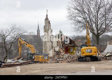 Demolizione della Chiesa luterana evangelica della Trinità a Burlington, Iowa, USA, il 27th febbraio 2023. La chiesa fu irreparabilmente danneggiata da un naturale Foto Stock