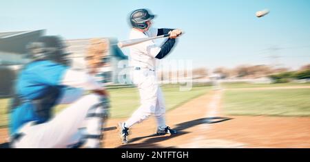 Baseball bat, swing atleta e palla di velocità su un campo sportivo all'aperto con squadra e sfocatura. Sport veloce campo, giocatore di softball e uomo sul campo da stadio Foto Stock