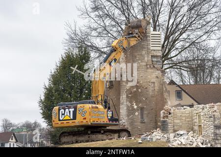 Demolizione della Chiesa luterana evangelica della Trinità a Burlington, Iowa, USA, il 27th febbraio 2023. La chiesa fu irreparabilmente danneggiata da un naturale Foto Stock