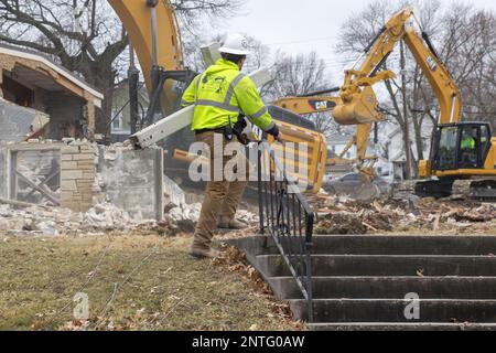 Demolizione della Chiesa luterana evangelica della Trinità a Burlington, Iowa, USA, il 27th febbraio 2023. La chiesa fu irreparabilmente danneggiata da un naturale Foto Stock