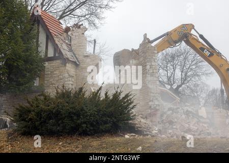 Demolizione della Chiesa luterana evangelica della Trinità a Burlington, Iowa, USA, il 27th febbraio 2023. La chiesa fu irreparabilmente danneggiata da un naturale Foto Stock