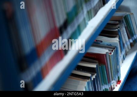 File di libri didattici disposti su scaffali, nella School Library Room Foto Stock