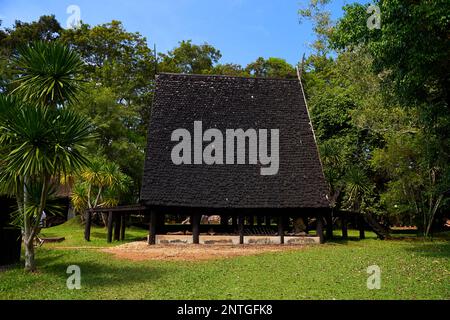 Questa foto presenta un padiglione con un suggestivo tetto nero situato sui terreni del Tempio Nero in Thailandia. Il design del padiglione è complicato Foto Stock