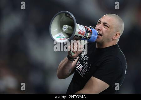 Sostenitore Urlando Con Megafono Allo Stadio - Fotografie stock e