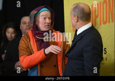 New York, Stati Uniti. 27th Feb, 2023. Il cantante STATUNITENSE Michael Stipe (l) e l'attore Woody Harrelson (r) parlano alla prima di ‘Champions’ all'AMC Lincoln Square Theater di New York, NY, 27 febbraio 2023. (Foto di Anthony Behar/Sipa USA) Credit: Sipa USA/Alamy Live News Foto Stock