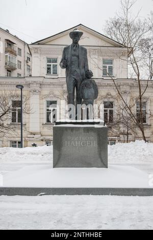 Mosca. Russia. Febbraio 25, 2023. Monumento a Fridtjof Nansen a Mosca in una giornata invernale. Foto Stock