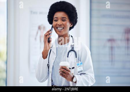 Donna, telefono e medico in ospedale parlando in pausa caffè per la salute, consulenza o consultazione. Professionista medico con smartphone per Foto Stock