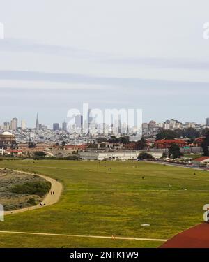 san francisco, CA, USA febbraio 18 2023 il paesaggio di san francisco visto dalla zona del Golden Gate Bridge Foto Stock