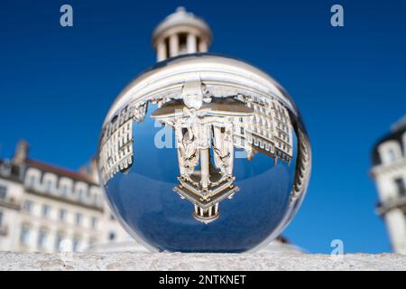 Vista della famosa Fontana dei Giacobini attraverso la palla di cristallo a Lione, Francia Foto Stock