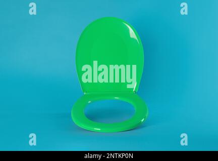 Nuovo sedile in plastica verde su sfondo azzurro, spazio per il testo Foto Stock
