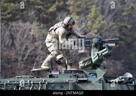 Pocheon, Gyeonggido, Corea del Sud. 9th Feb, 2023. La squadra di combattimento 2nd Striker Brigade è la 12th unità da ruotare verso la Corea del Sud, e la 1st unità da schierare a rotazione come la Brigata Striker.2nd Striker Brigade, 1-17th qualificazione battaglione Live Fire, 9 febbraio 2023, al complesso di fuoco vivo Rodriguez, Gyeonggi-do. Credito: USA Marines/ZUMA Press Wire Service/ZUMAPRESS.com/Alamy Notizie dal vivo Foto Stock